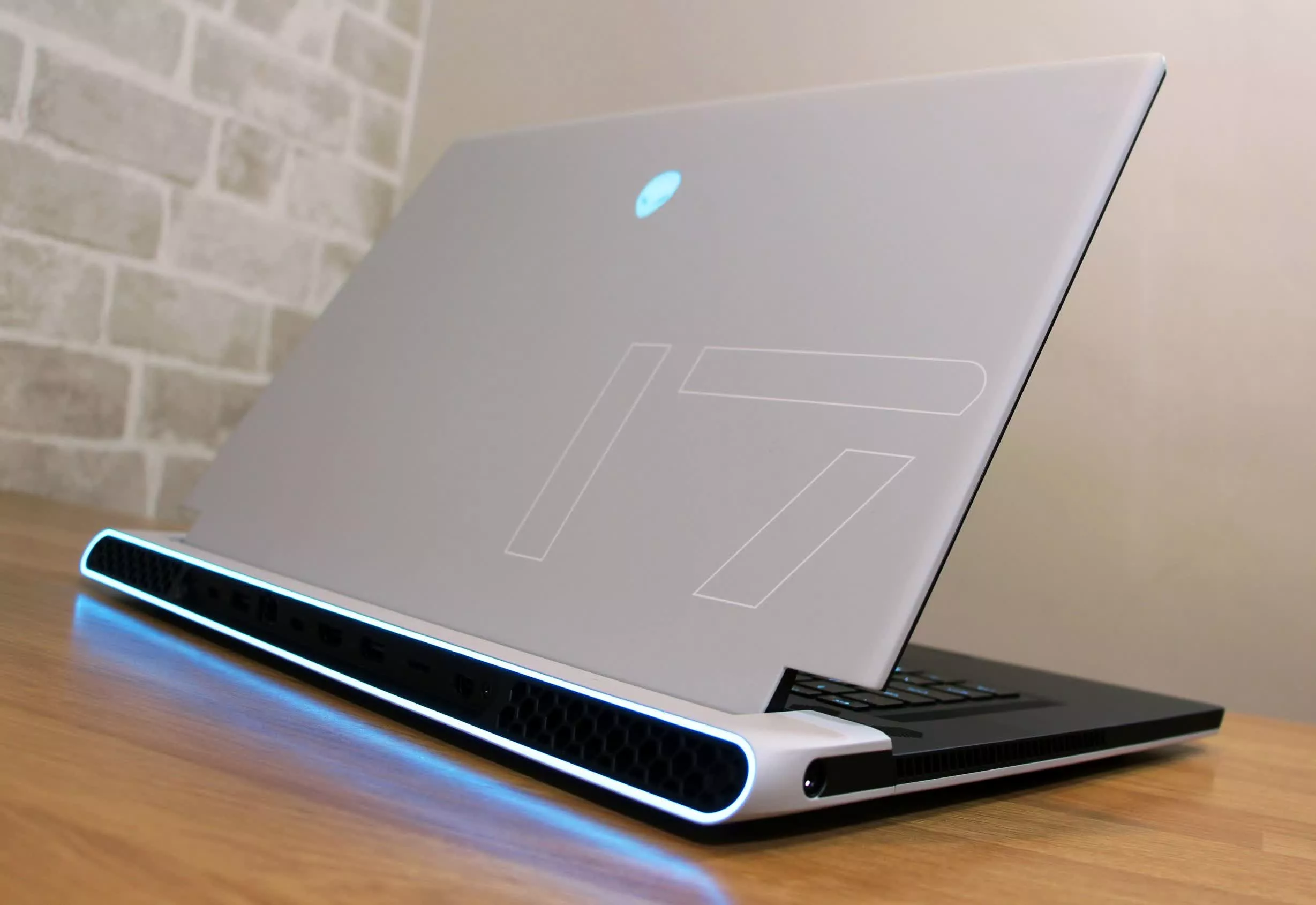 Alienware x17 R2 Gaming Laptop Review
