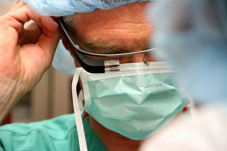 Surgeon livestreams operation to medical students via Google Glass