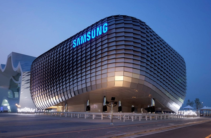 Samsung's employee count absolutely dwarfs the competition
