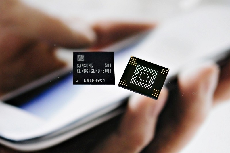 Samsung's new mobile memory chip combines 3GB of RAM, 32GB of flash into a single package