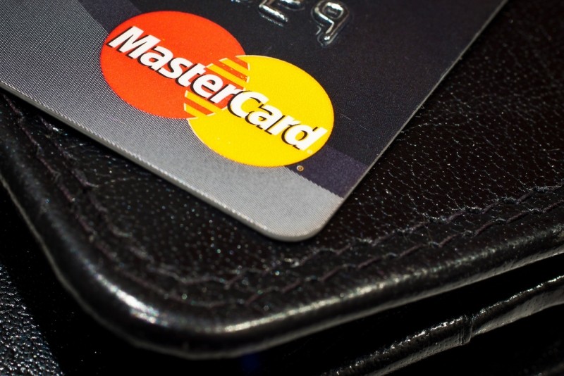MasterCard to confirm purchases by face and fingerprint scanning