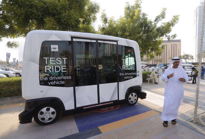 Weekend tech reading: Driverless minibus in Dubai, building a PC for VR, 1 in 2 users click anything