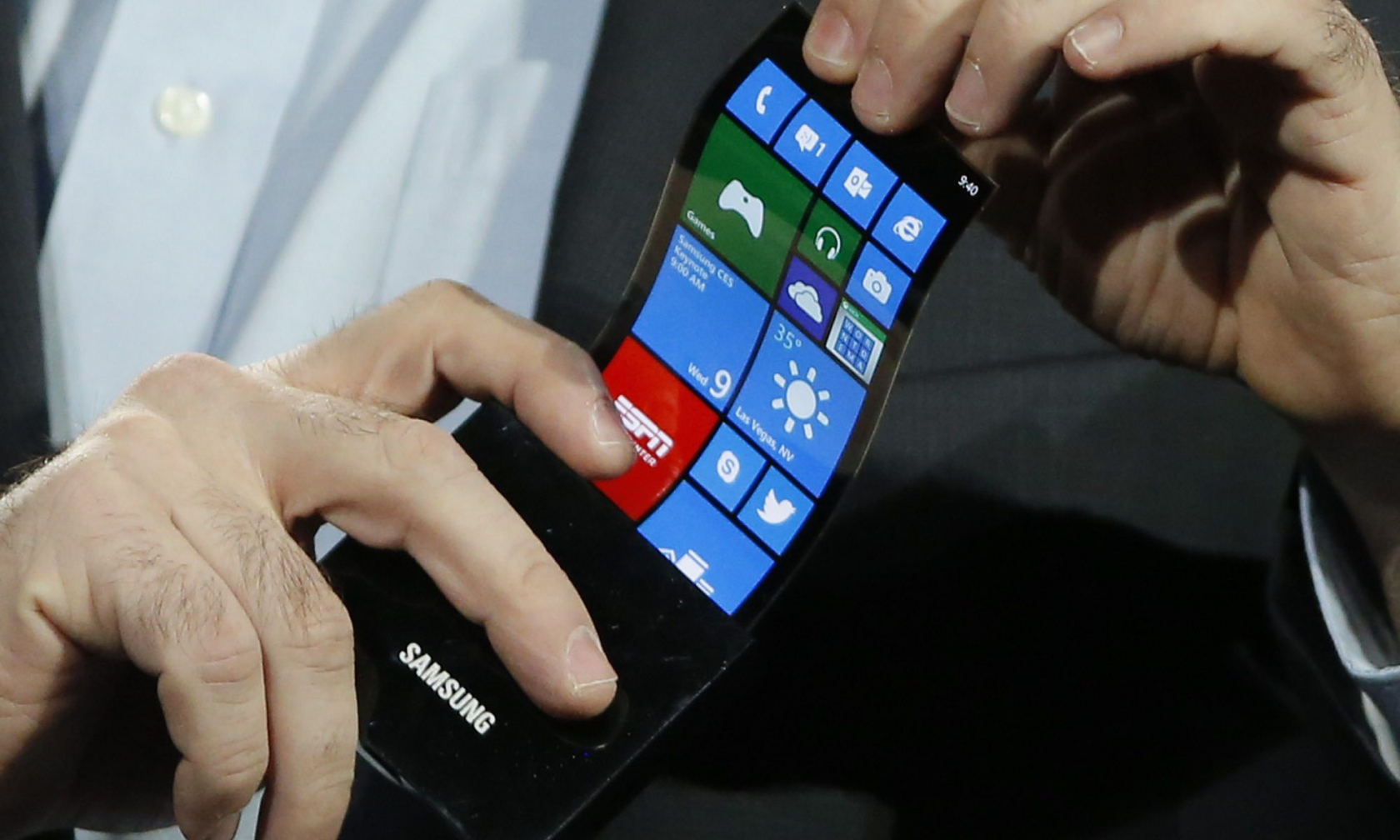 Samsung shoots to release a foldable smartphone next year (again)