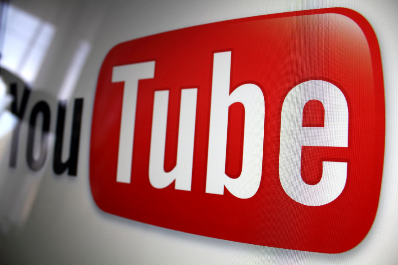 YouTube is testing a pinch-to-zoom feature until September 1
