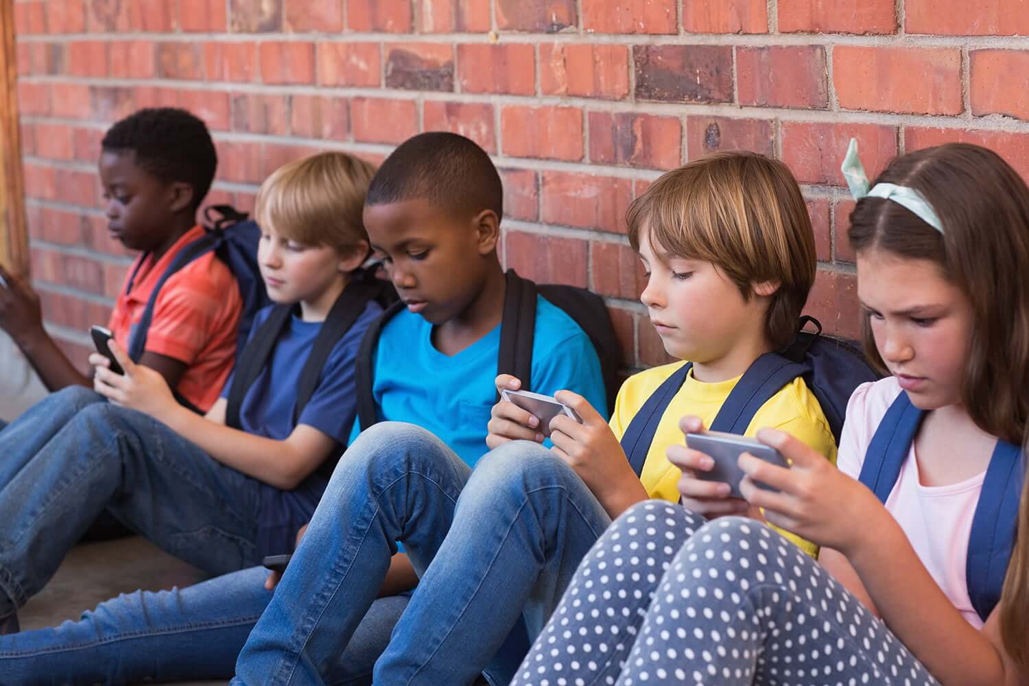 France to ban smartphone use in schools - TechSpot