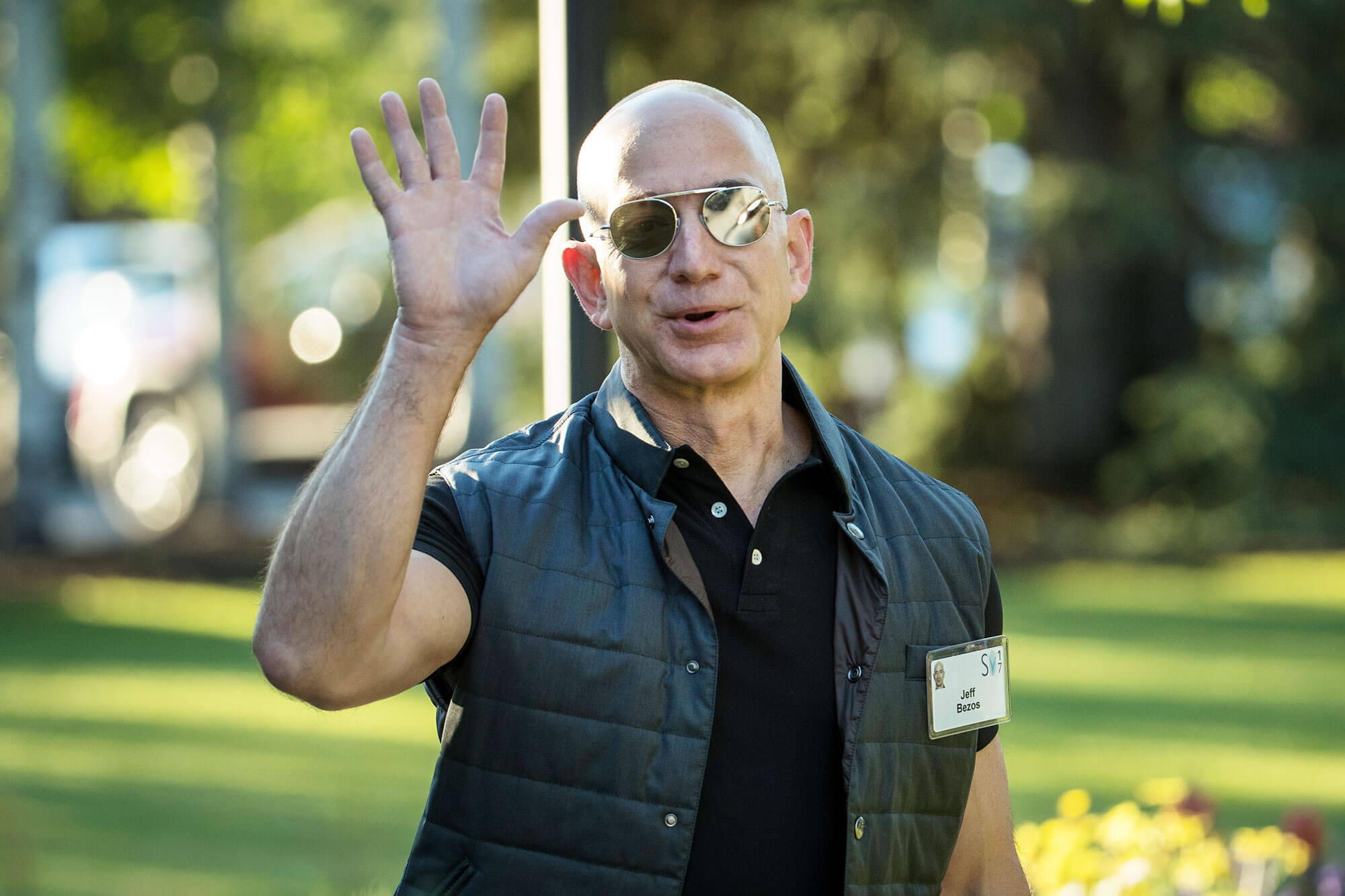 Jeff Bezos says the National Enquirer is blackmailing him over nude photos