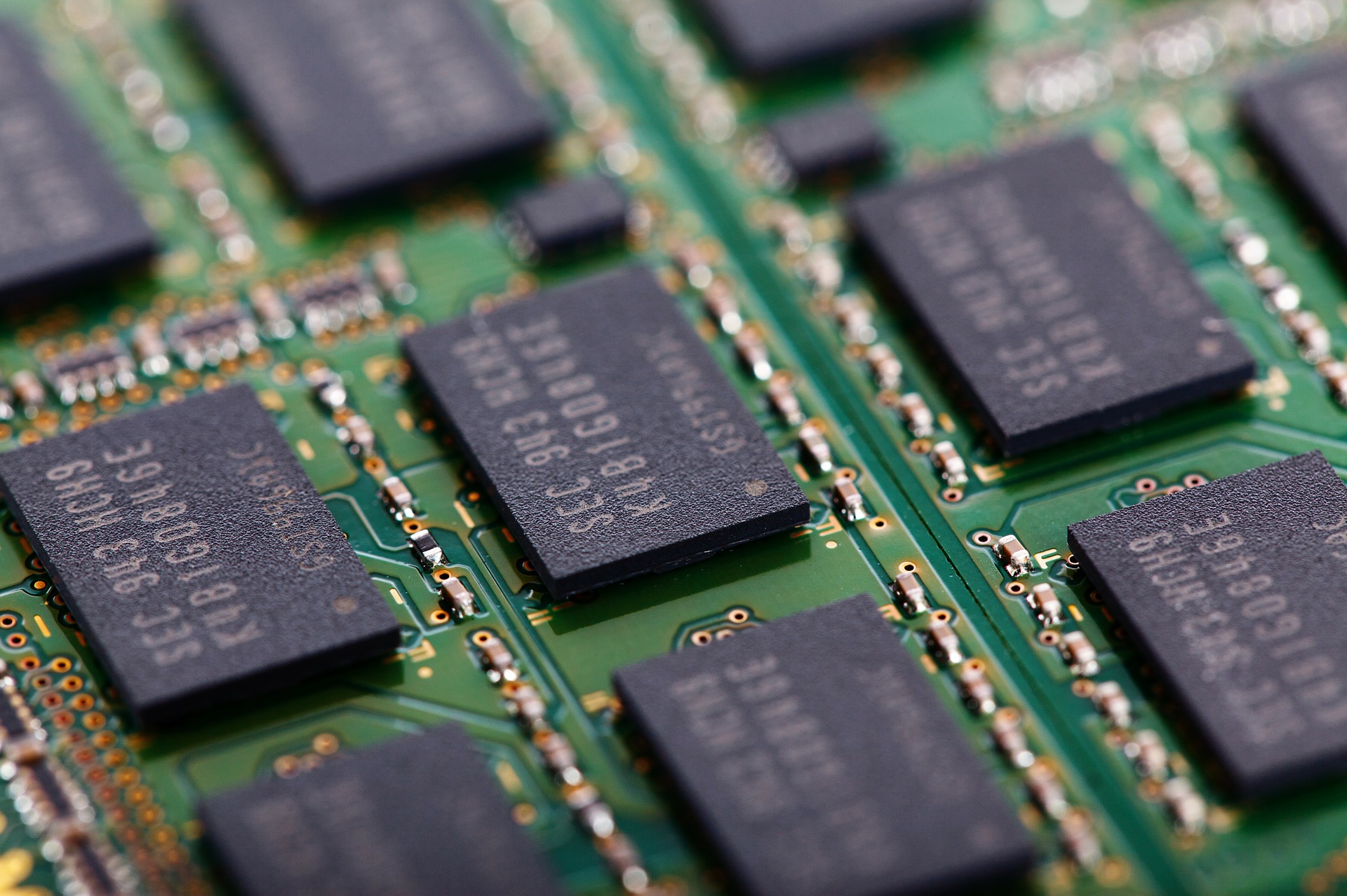 DRAM prices drop 10%, will continue to fall over coming months