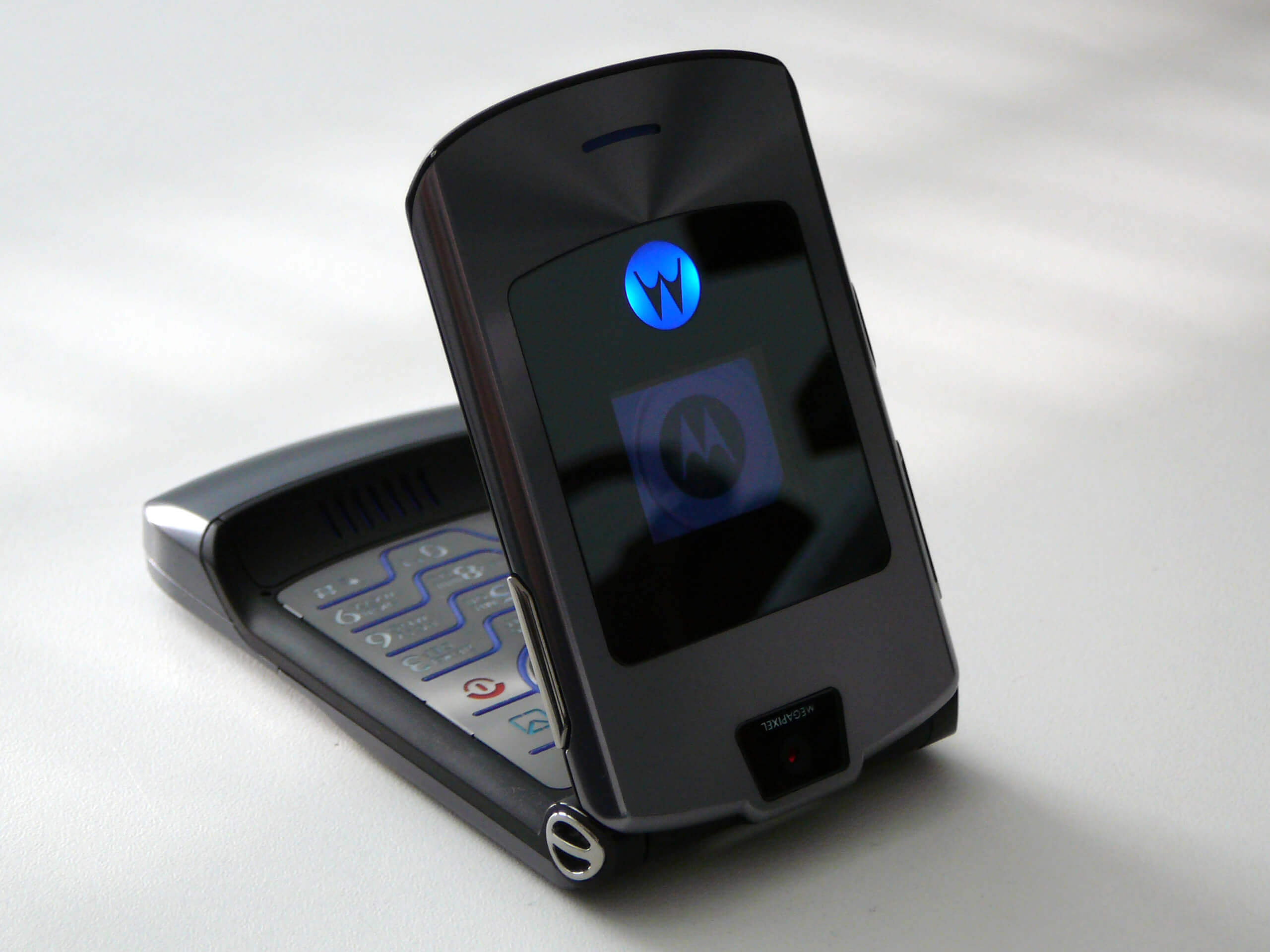 Flexible display RAZR flip-phones could be introduced with a $1,500 price tag