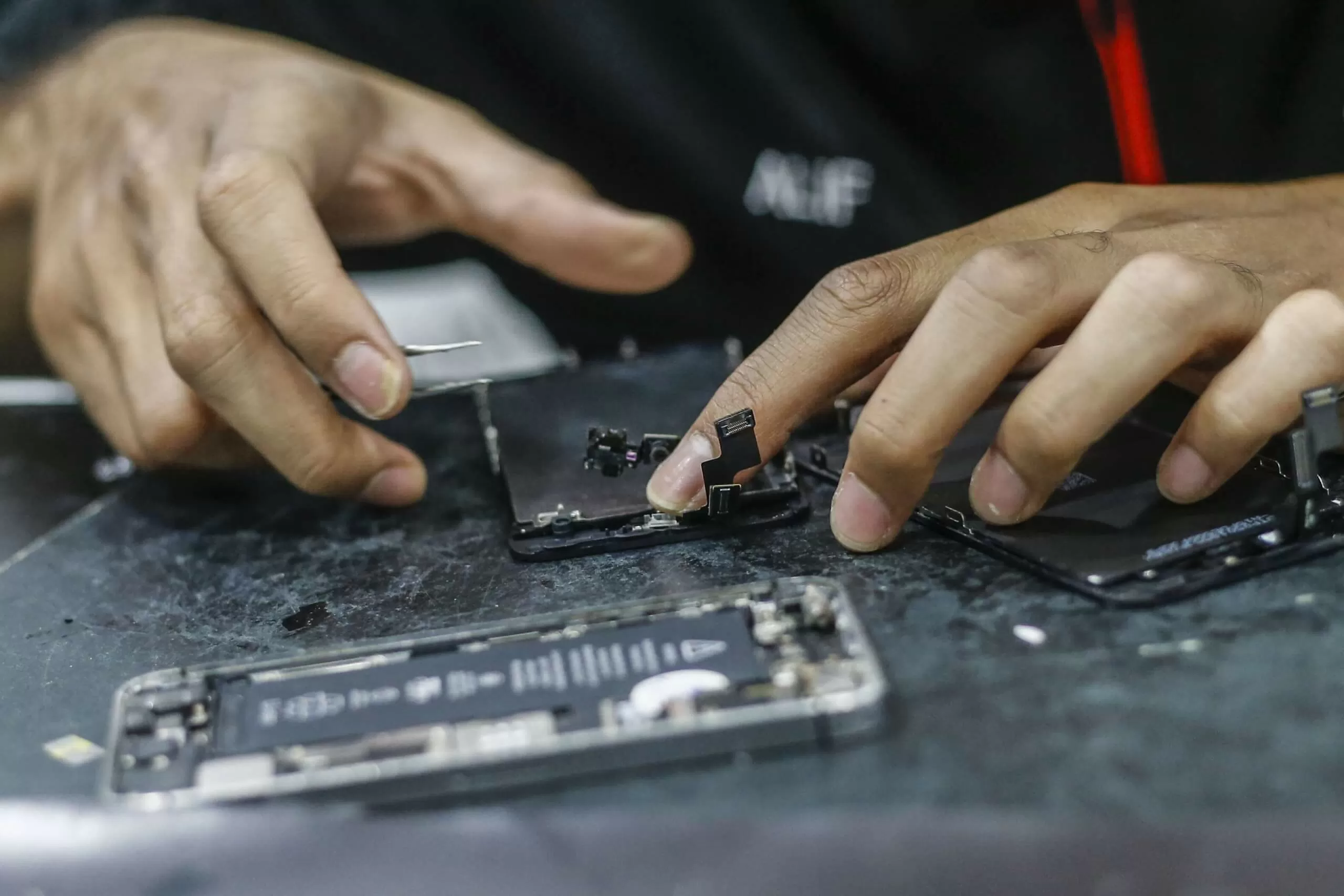 Study shows 50% of repair shops snooped on customer devices