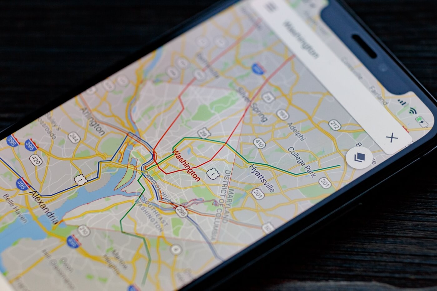 Artist uses 99 smartphones to create virtual traffic jams in Google Maps
