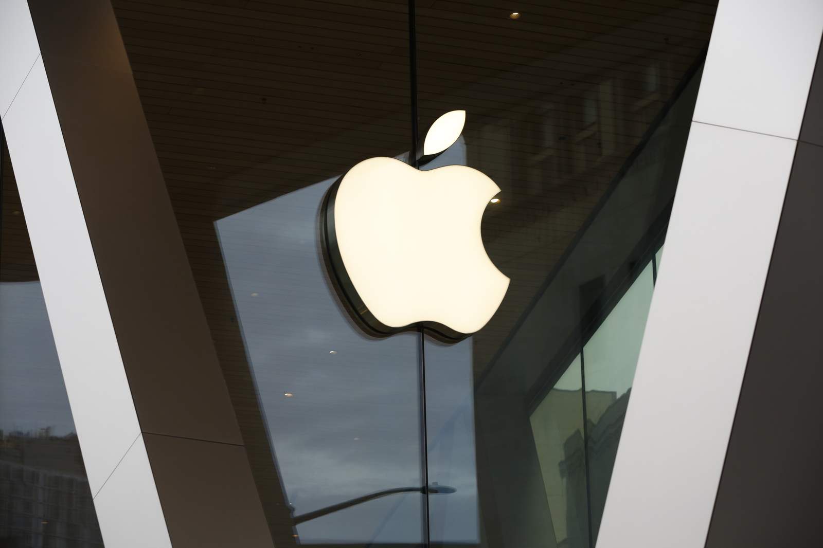 French authorities fine Apple $1.2 billion over anti-competitive practices