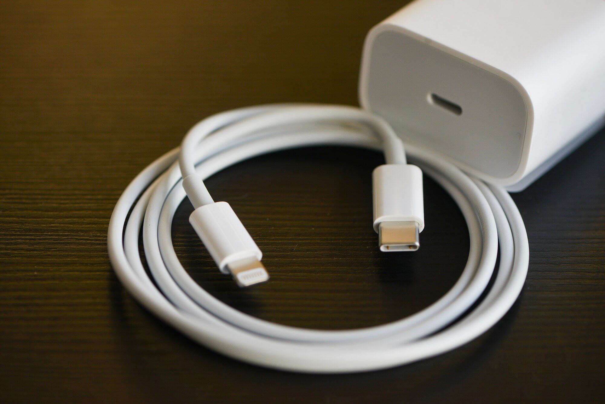 Brazilian judge tells Apple to compensate iPhone customer $1,000 for not including charger in box