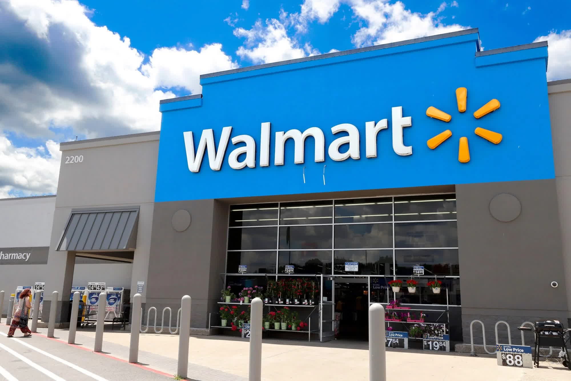 Walmart takes aim at Amazon Prime, scraps $35 order minimums for Plus subscribers