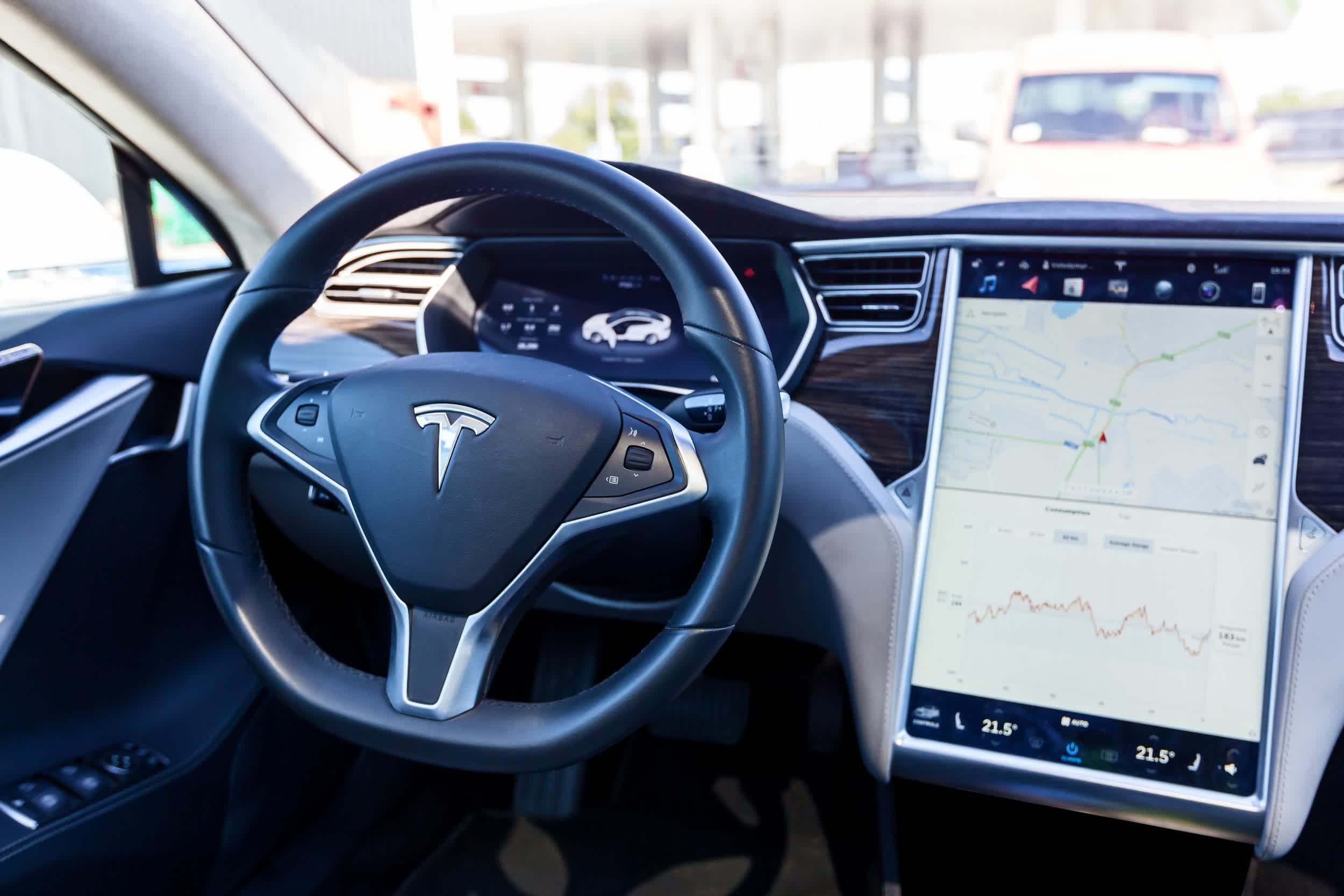 Consumer Reports drives a Tesla with nobody in the driver's seat