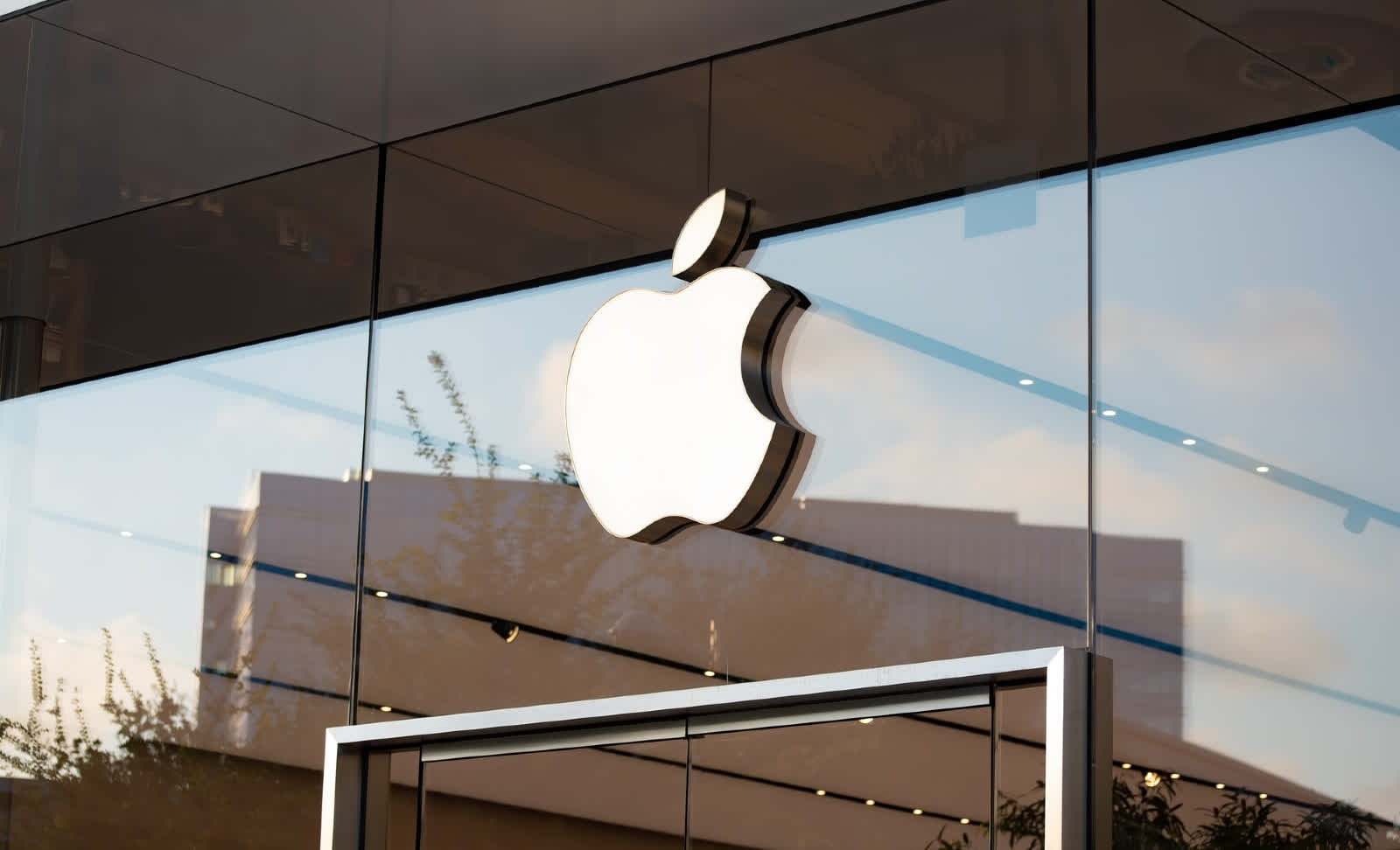 Former employee charged with defrauding Apple out of $10 million