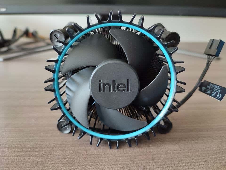 Intel Core i5-12400F with stock cooler purchased in Peru