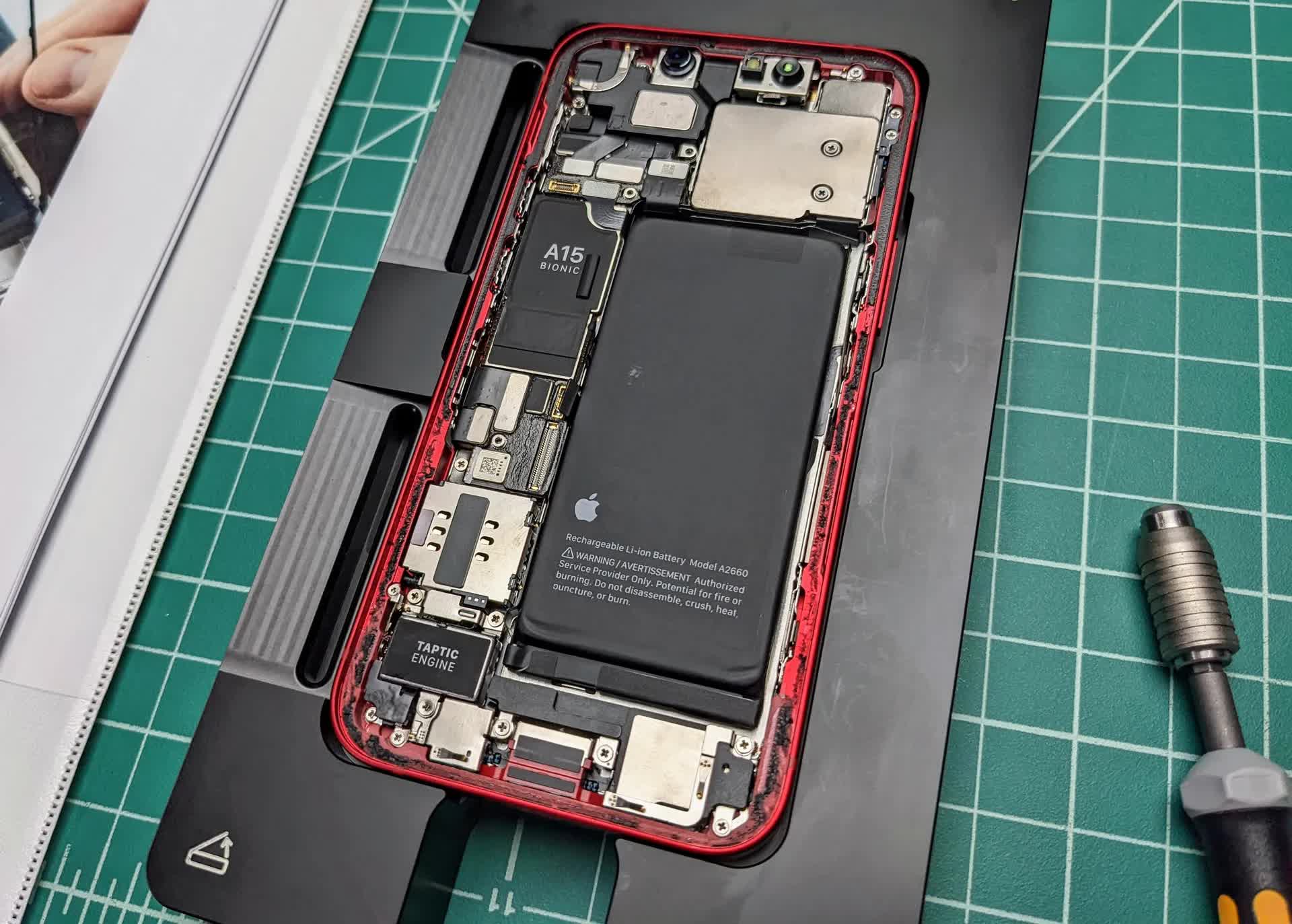 Apple’s self-service repair kit is an expensive monstrosity