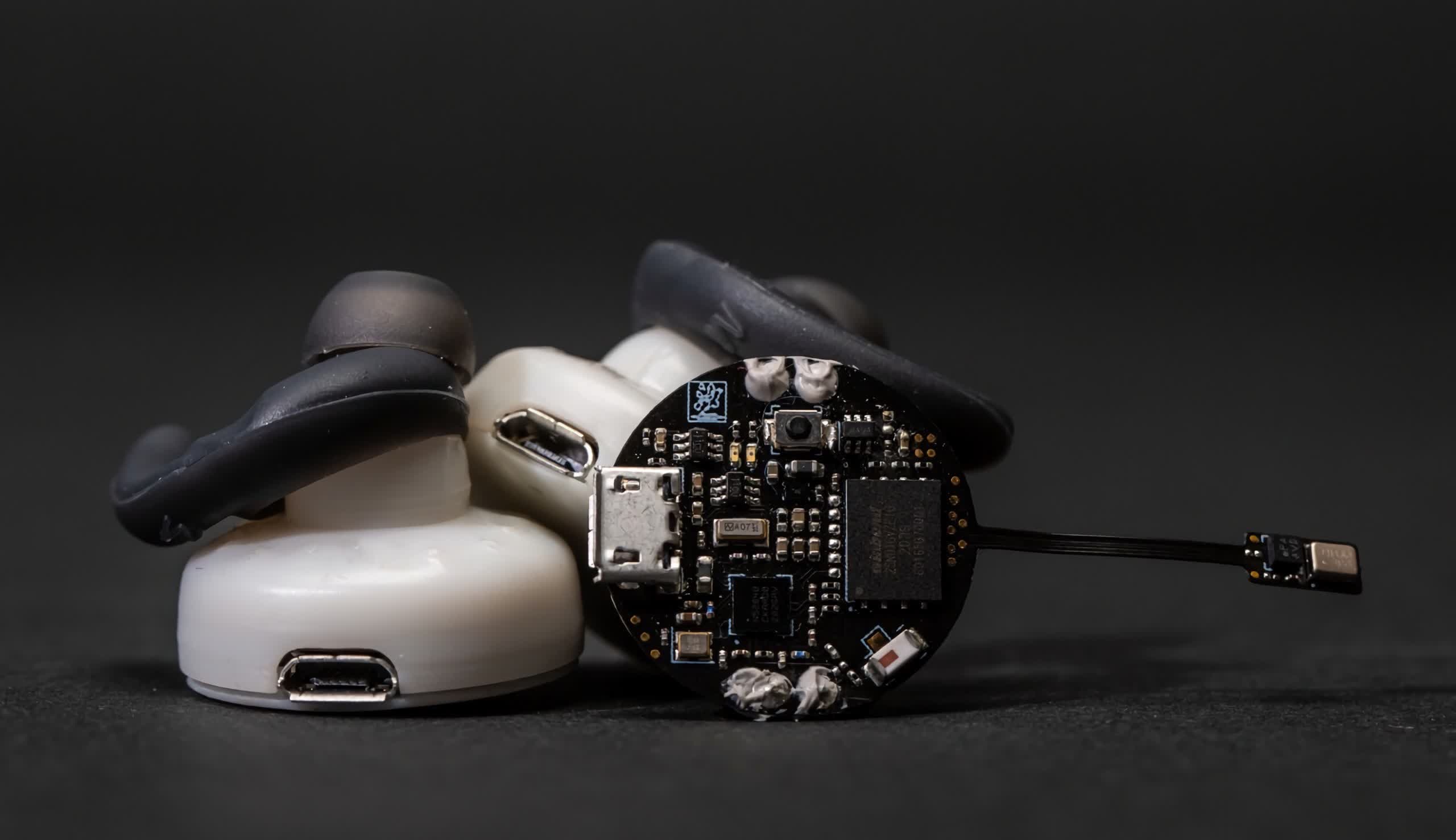 Engineering students develop noise-canceling earbuds powered by machine learning