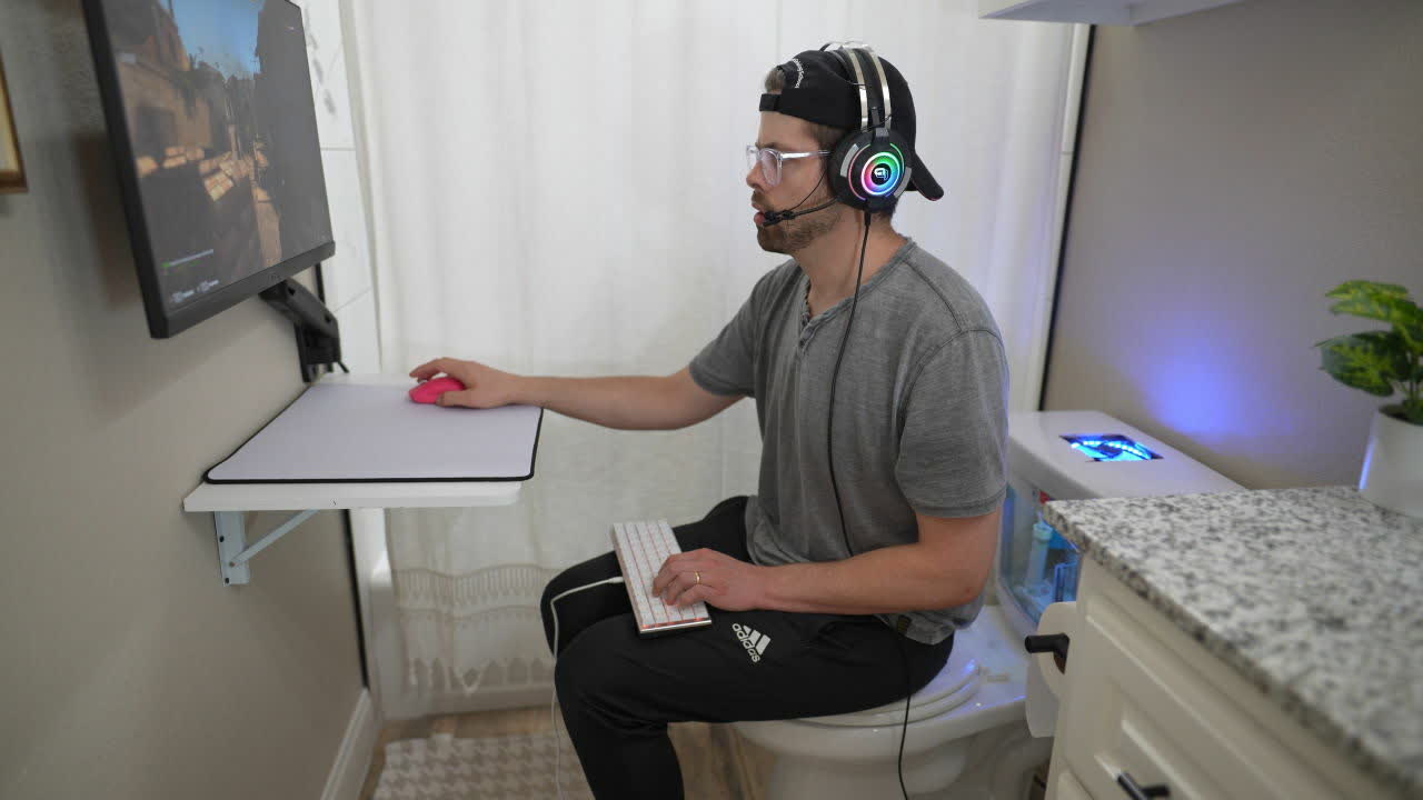 Modder turns toilet into a fully functional gaming PC
