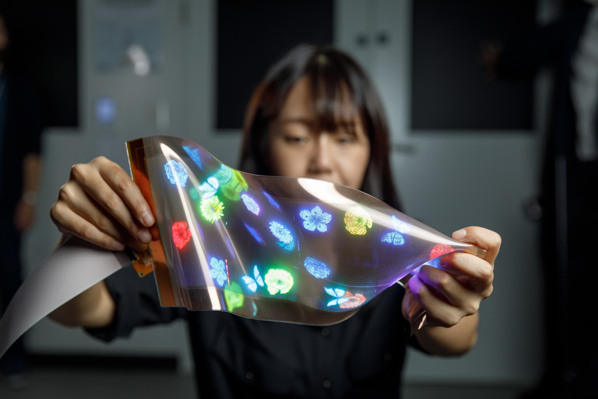 LG unveils high-resolution display that can stretch up to 20%