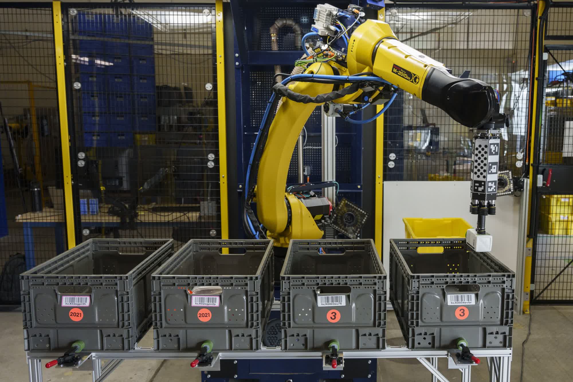 AI-powered Amazon warehouse robot performs the “repetitive tasks” carried out by human workers