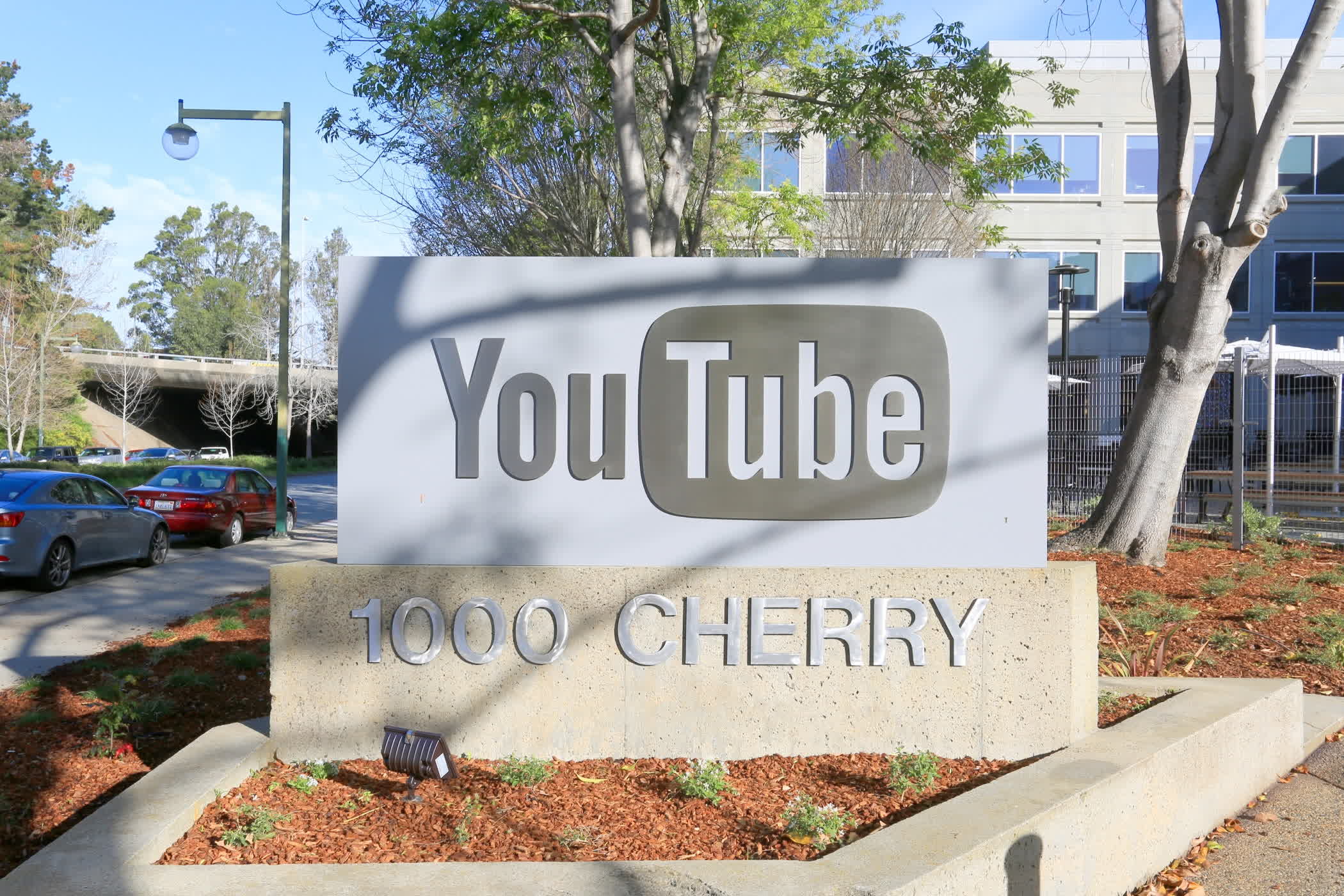 YouTube is experimenting with a Premium 1080p streaming option for subscribers
