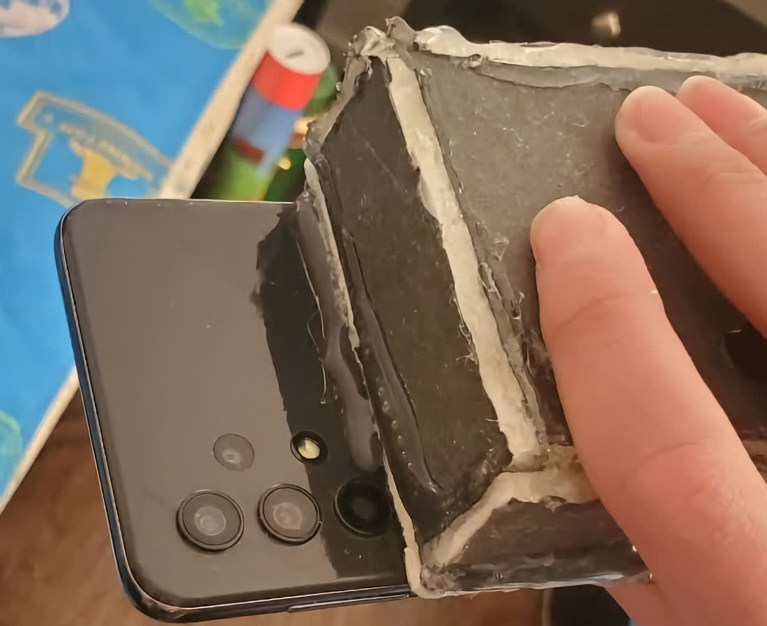 Modder adds (more like glues) 30,000mAh battery to a Samsung phone