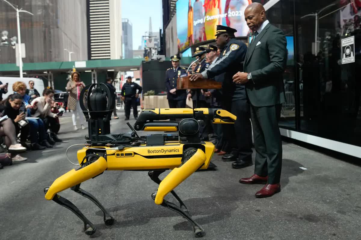 NYPD brings back the Digidog robot dog, two years after tearing up its contract with Boston Dynamics thumbnail